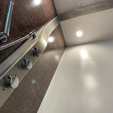 Randor Hotel Sapporo Suites Cameră foto Shower controls