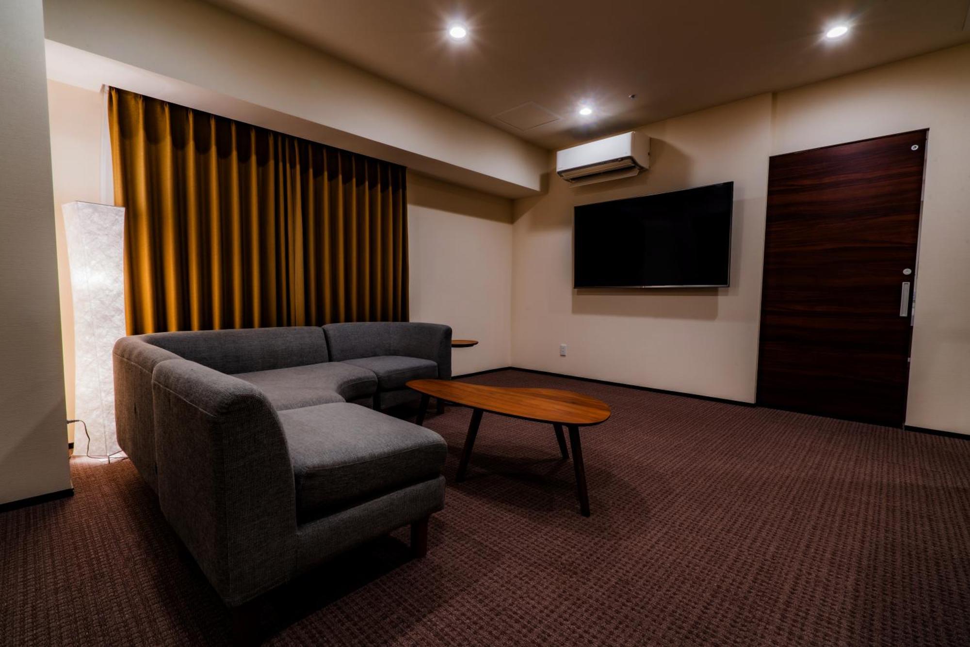 Randor Hotel Sapporo Suites Cameră foto A living room in a hotel