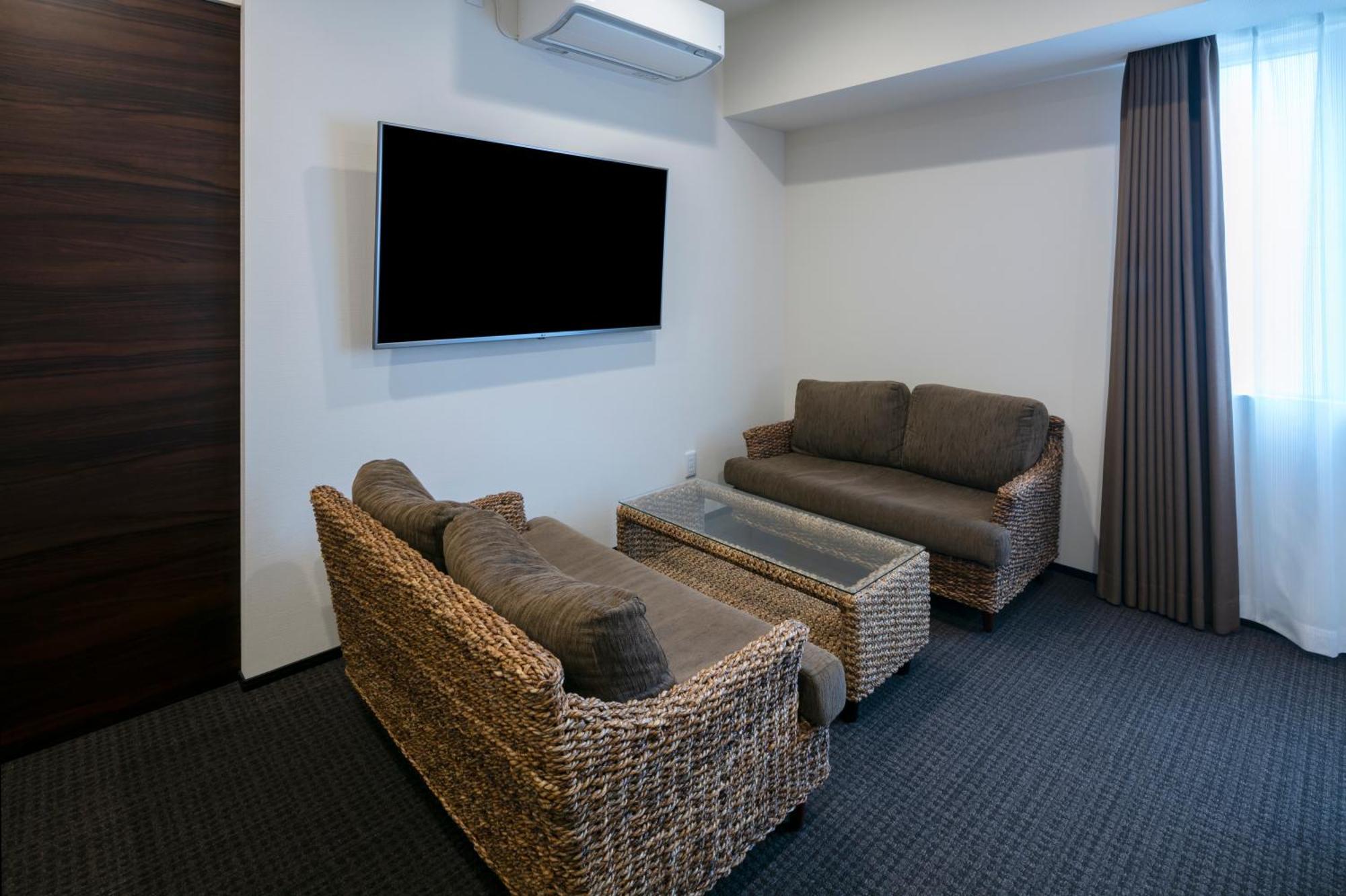 Randor Hotel Sapporo Suites Cameră foto A living room with a television