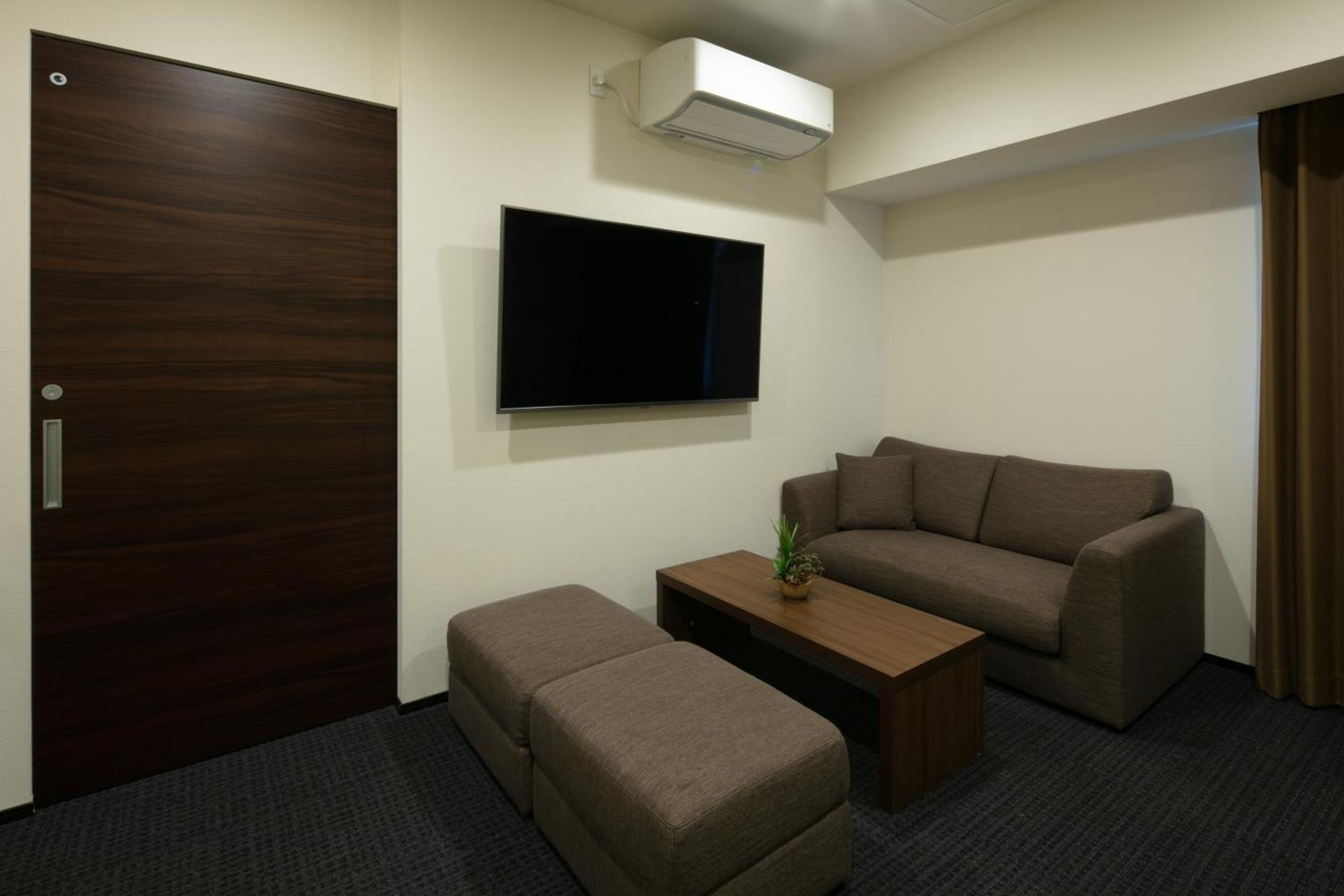 Randor Hotel Sapporo Suites Cameră foto A room at the station