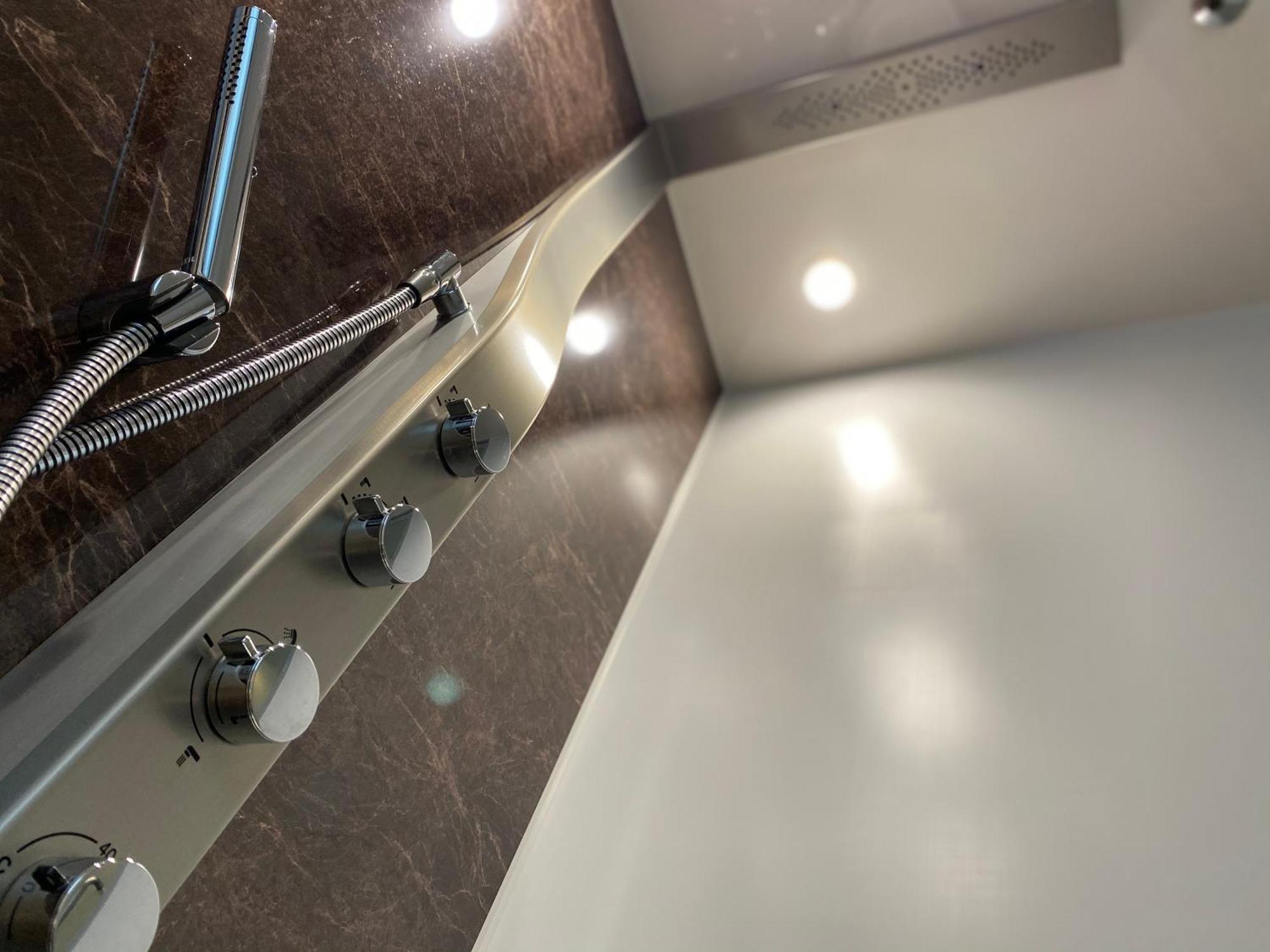 Randor Hotel Sapporo Suites Cameră foto Shower controls